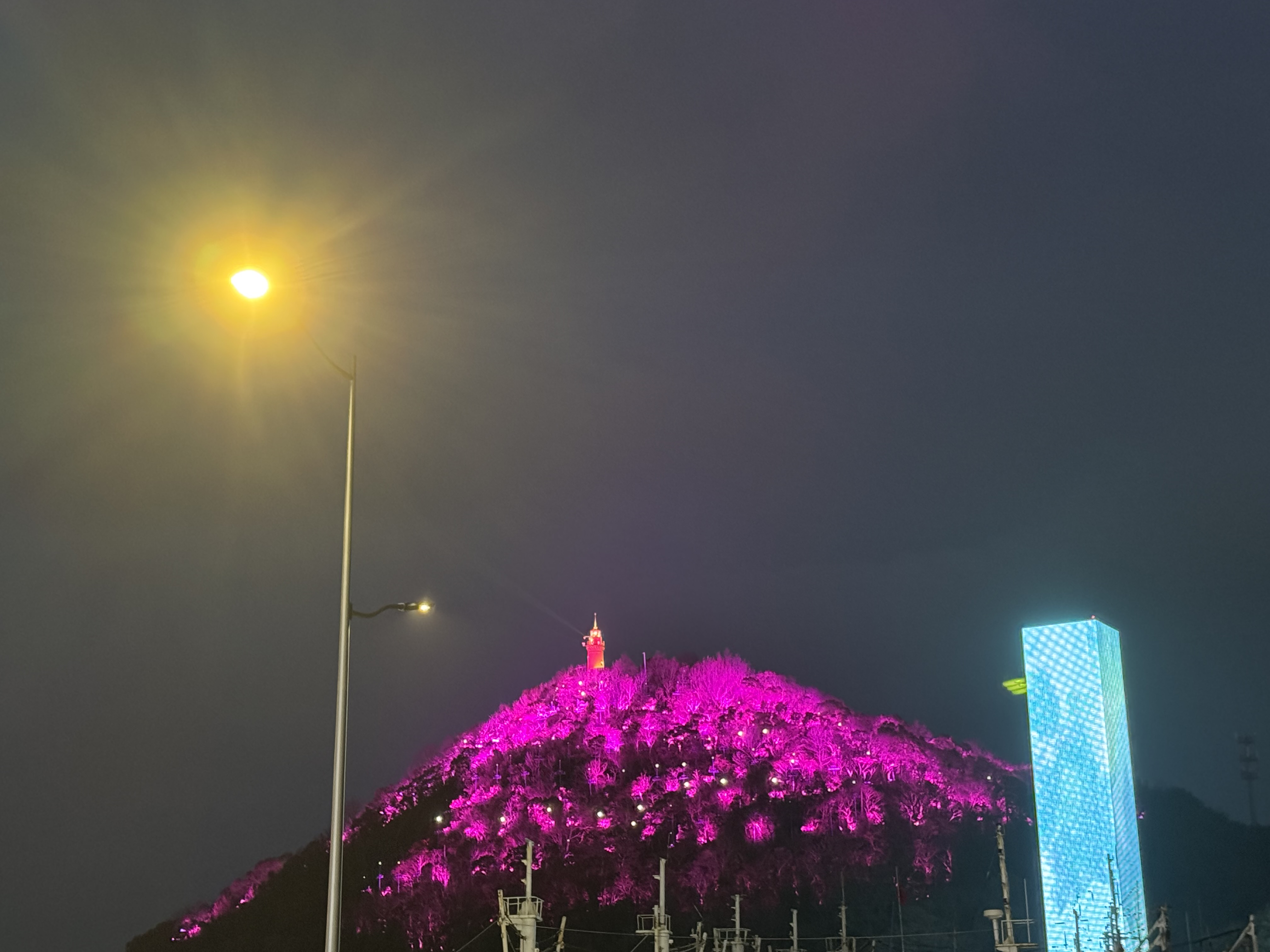 海鲜店门口的夜景